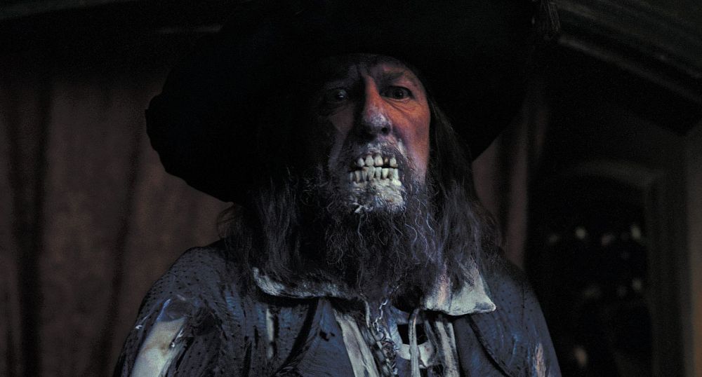 Pirata se transformando em esqueleto