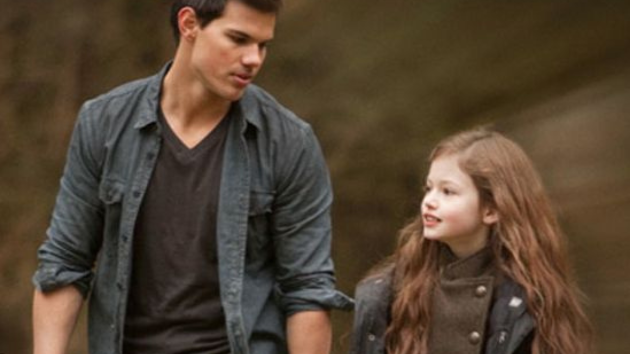Jacob e Renesmee em cena de 'Amanhecer - Parte 2' 
