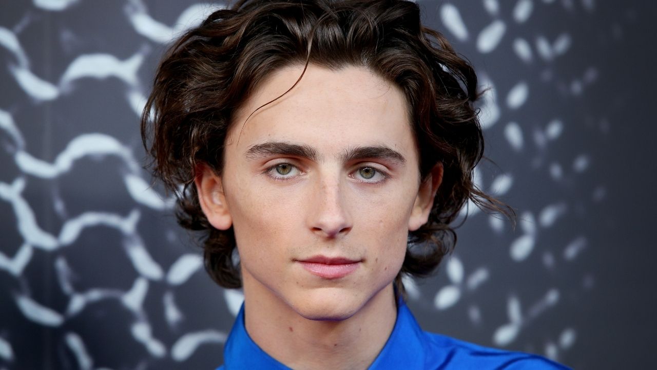 ‘Wonka’: Timothée Chalamet aparece caracterizado em fotos dos bastidores