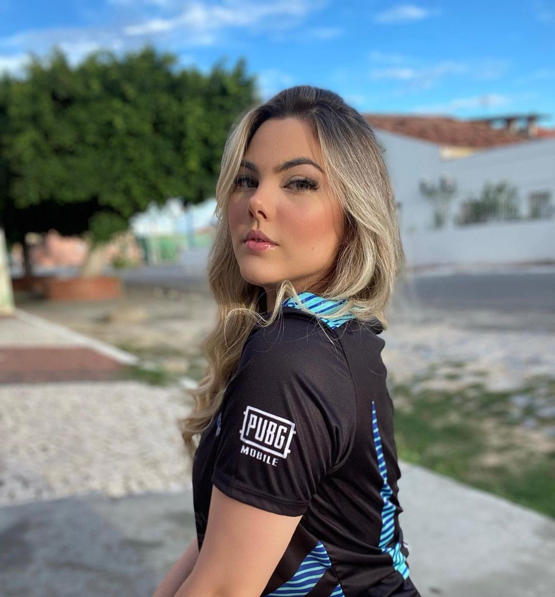 Leona posando para foto