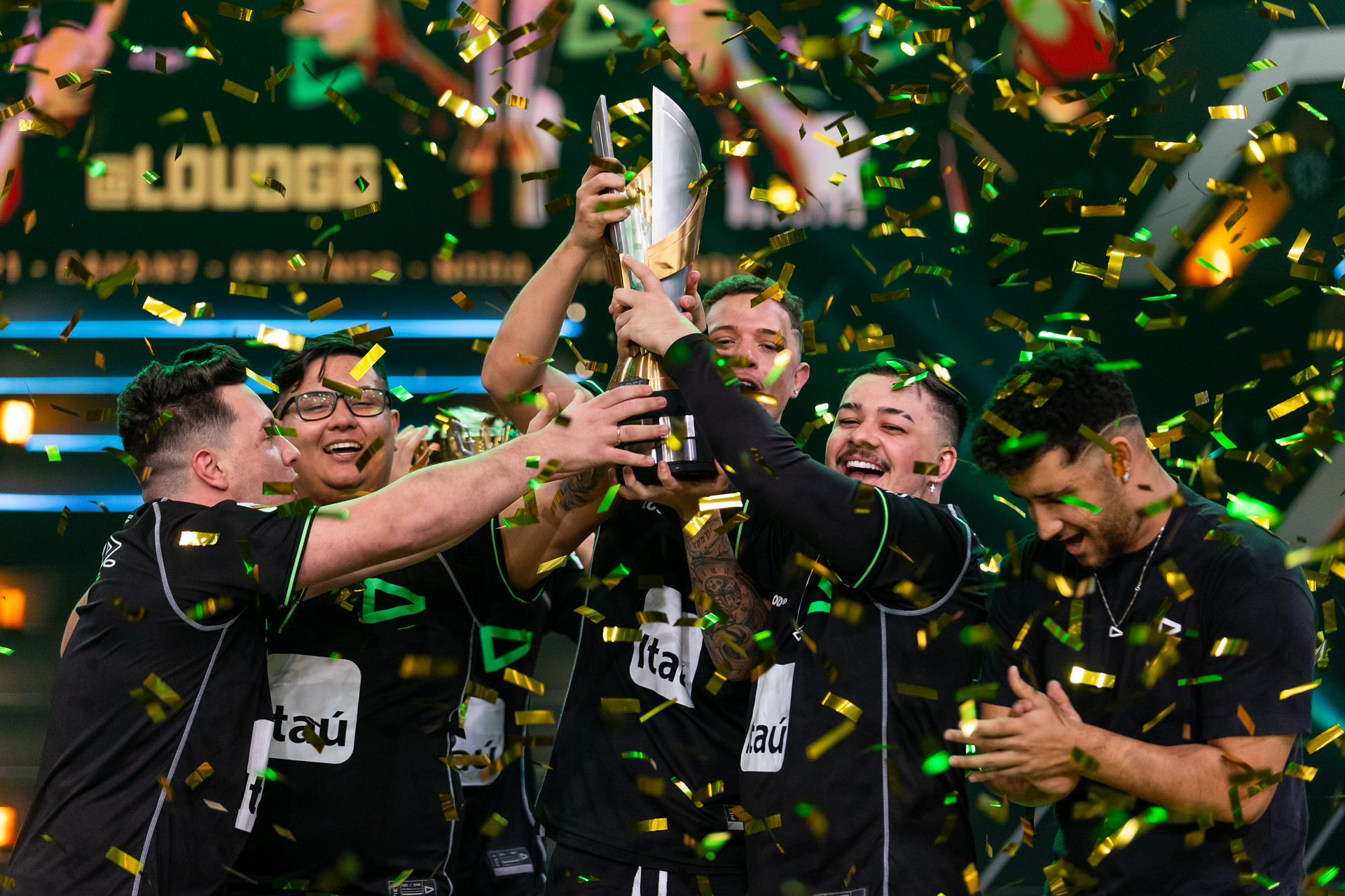 equipe da LOUD levantando o troféu