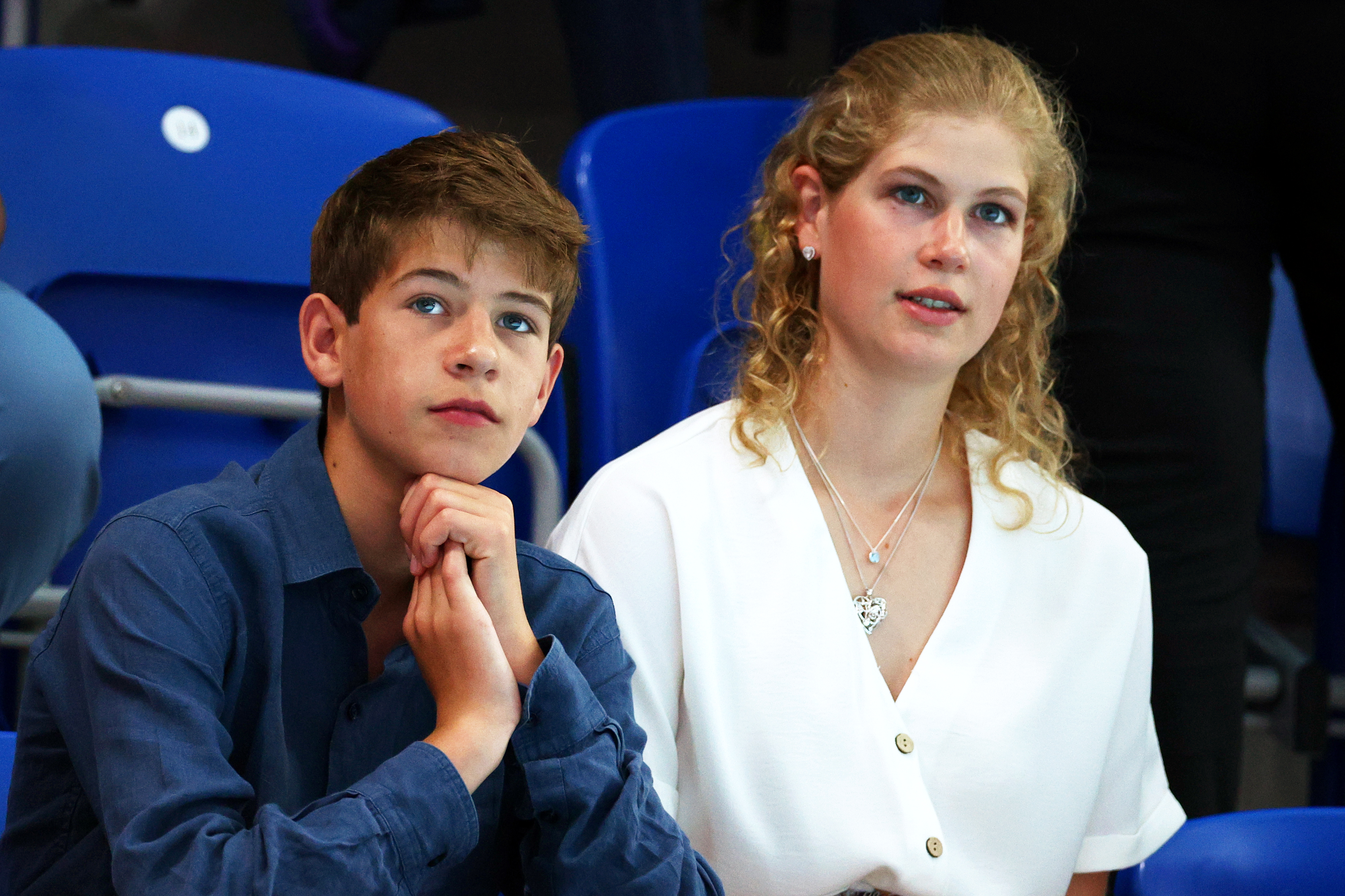 James, visconde de Svern e sua irmã Lady Louise Windsor 