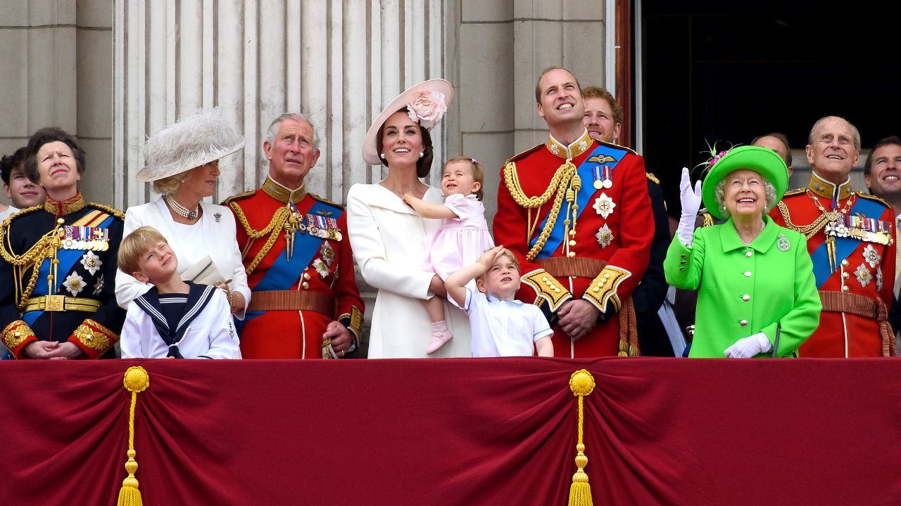 5 regras estranhas que a família de Elizabeth II e Charles III precisa seguir