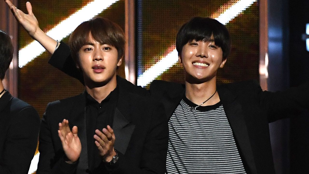 Jin, do BTS faz piada sobre o alistamento de J-Hope: “vejo que você ainda está sorrindo”