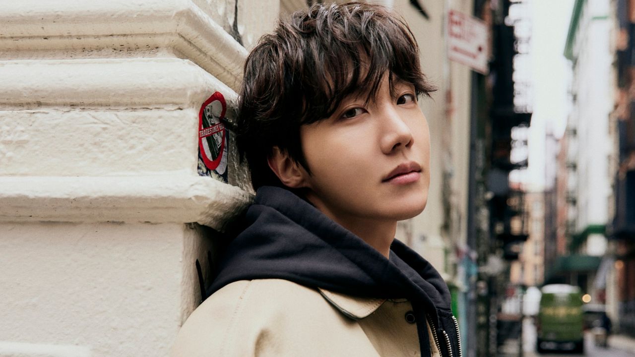 Imagem promocional de J-Hope para o single "on the street"