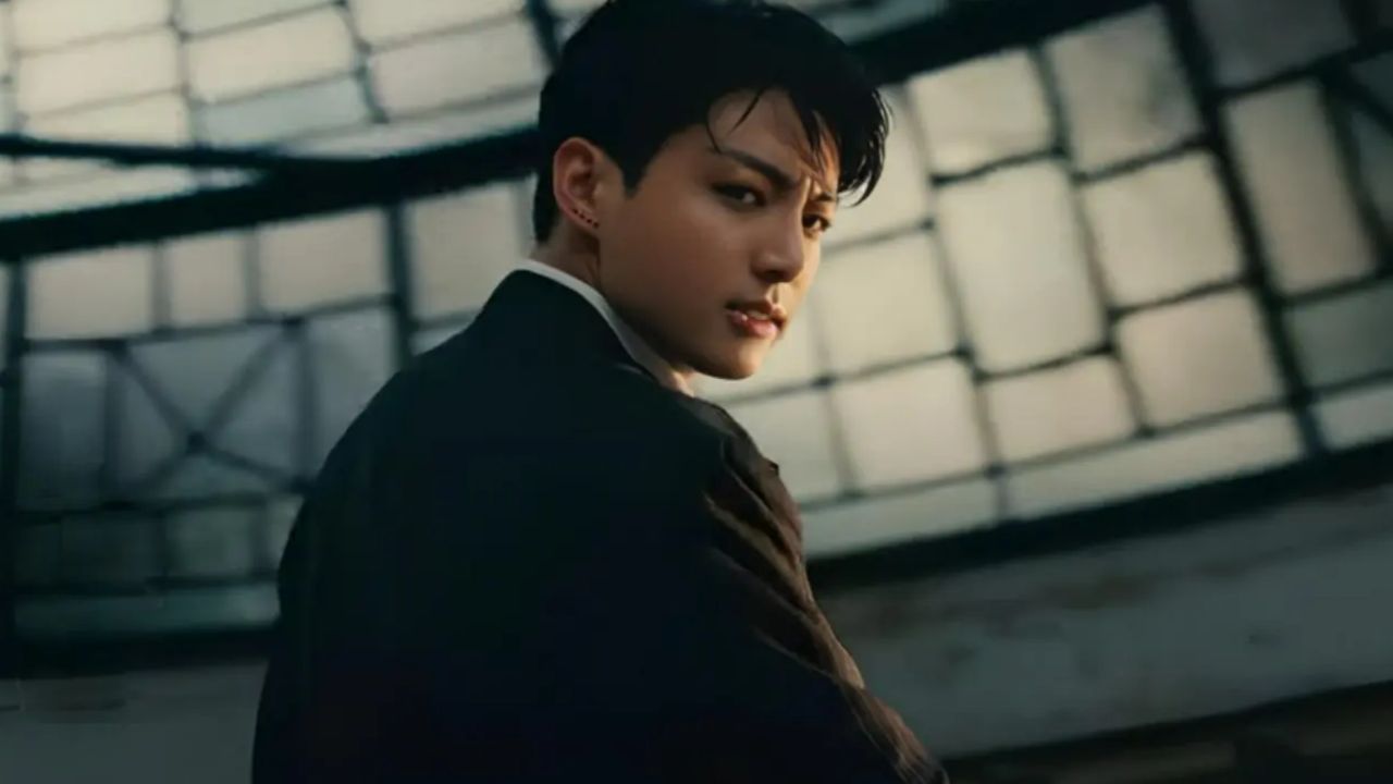 Irmão de Jungkook, do BTS, revela foto inédita do idol em formatura militar