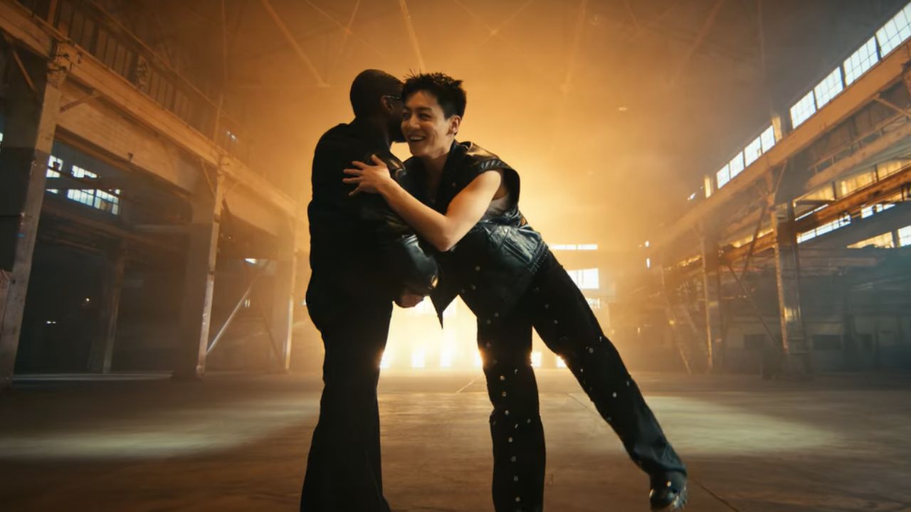 Jungkook, do BTS, e Usher, dançam juntos em Performance Video do remix de “Standing Next to You”