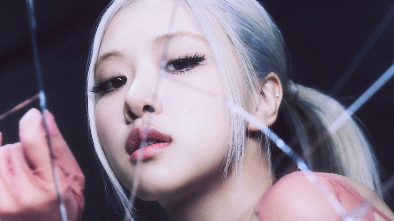 Rosé, do BLACKPINK, tem reação fofa ao se reencontrar com fãs em novo comeback