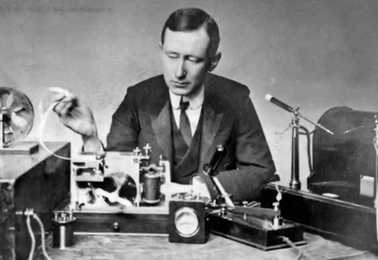 Guglielmo Marconi utilizando um aparelho de rádio