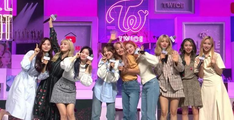 TWICE anuncia comeback em live no Youtube