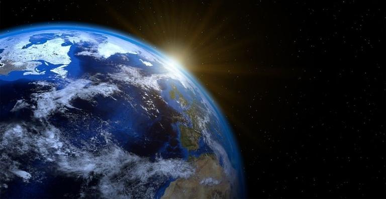 Entenda como funciona os movimentos de rotação e translação da Terra