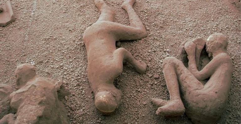 Como ocorreu a descoberta das estátuas de Pompeia?