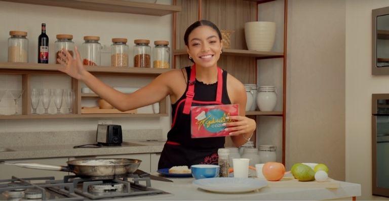 Any Gabrielly ensina suas receitinhas preferidas para os fãs em novo quadro no YouTube