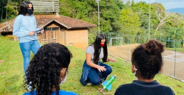 Em projeto escolar, estudantes desenvolvem pensamento científico através do lançamento de foguetes