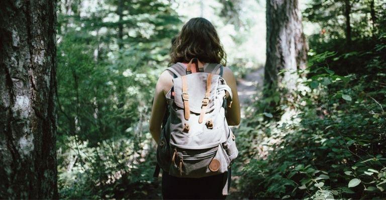 Descubra os problemas que a mochila pesada pode causar em nosso corpo