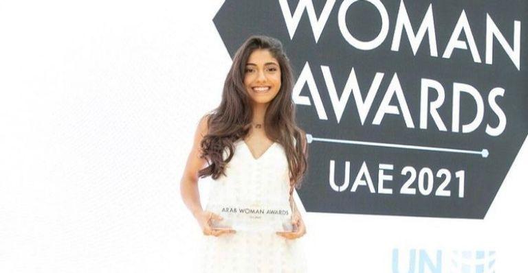 Nour Ardakani, do Now United, recebe o prêmio de ‘Jovem Talento’ no Arab Woman Awards 2021