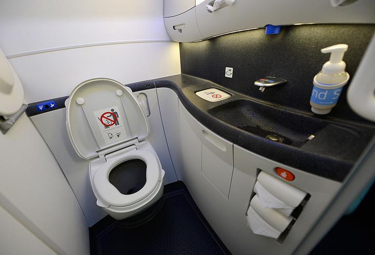 Entenda como funciona o banheiro do avião