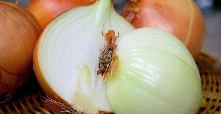 Por que a cebola nos faz chorar? Por que o limão é azedo? Entenda mistérios dos alimentos