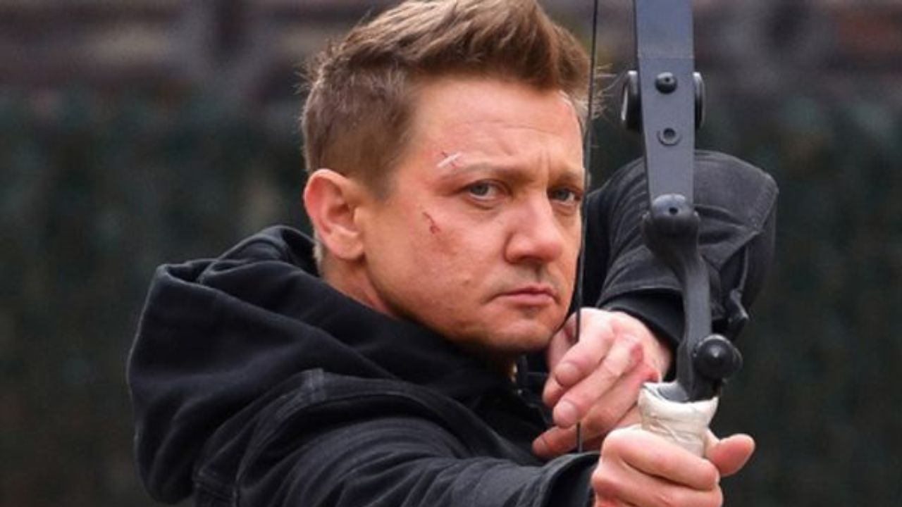 Com rosto machucado, Jeremy Renner compartilha foto no hospital após acidente