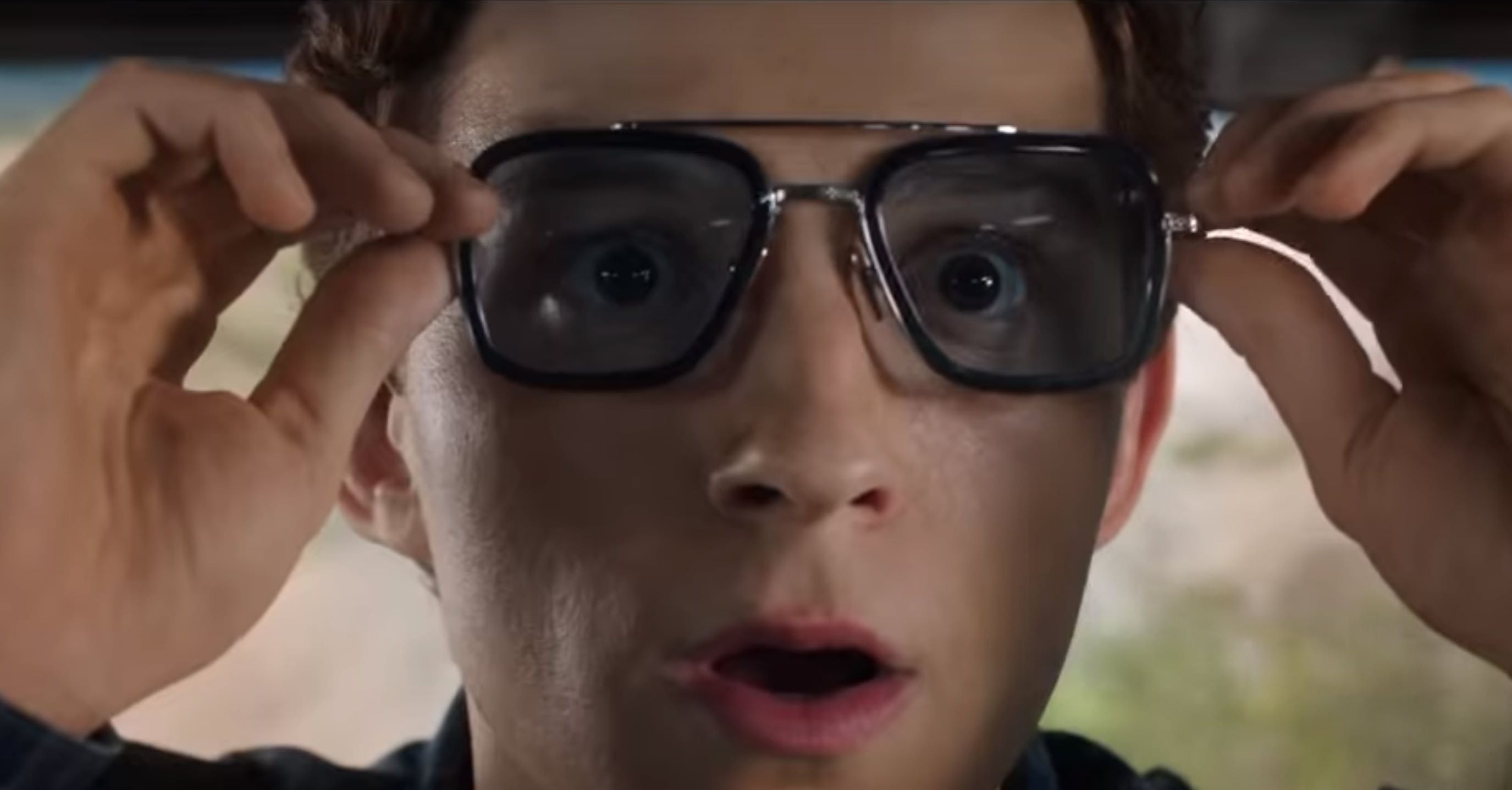 Peter Parker usa o óculos de Stark em Homem Aranha Longe de Casa