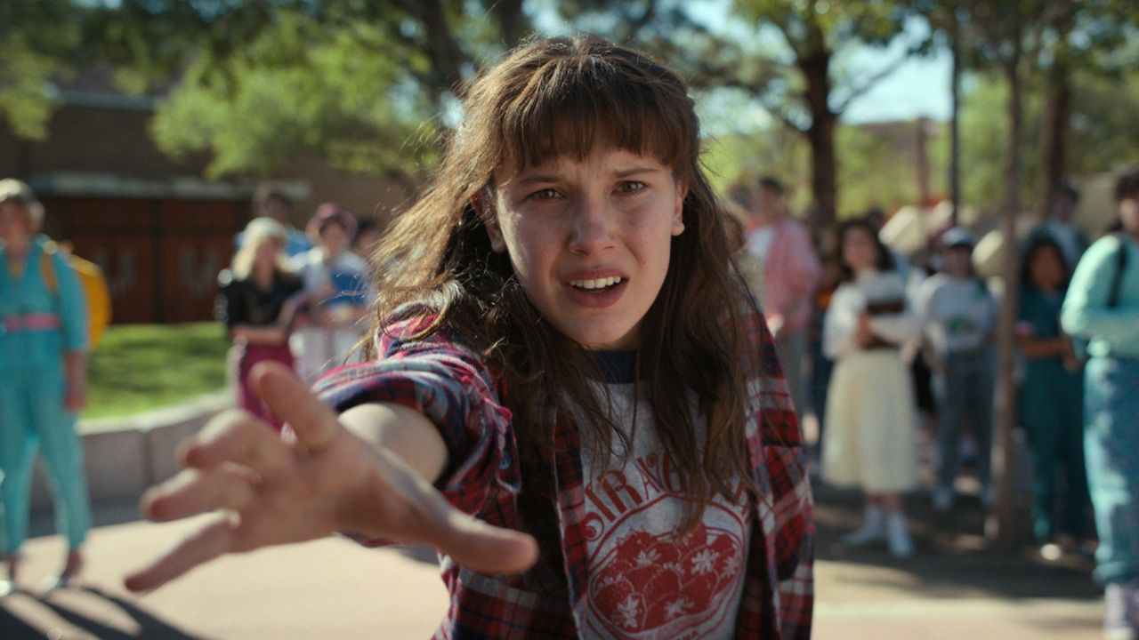 Millie Bobby Brown aparece em publicação dos bastidores da 5° temporada de Stranger Things