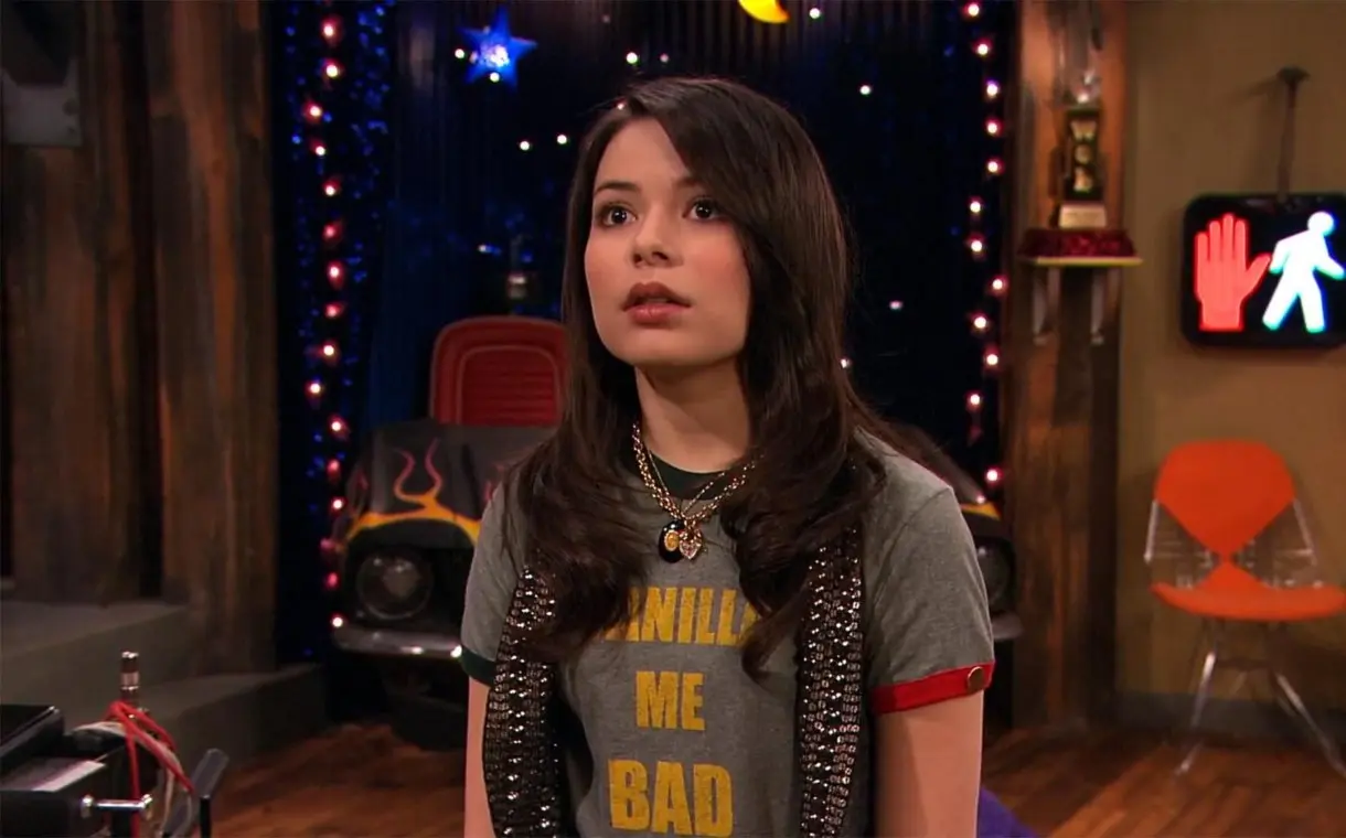 Miranda Cosgrove como Carly