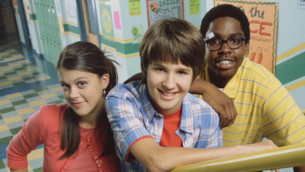 Elenco de Manual de Sobrevivência Escolar do Ned posando para foto