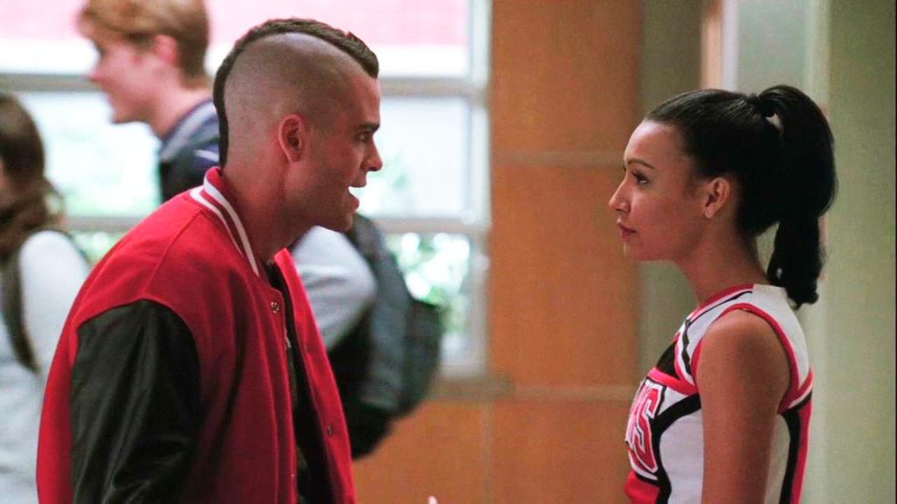 Mark Salling como Noah e Naya Riveira como Santana em 'Glee'