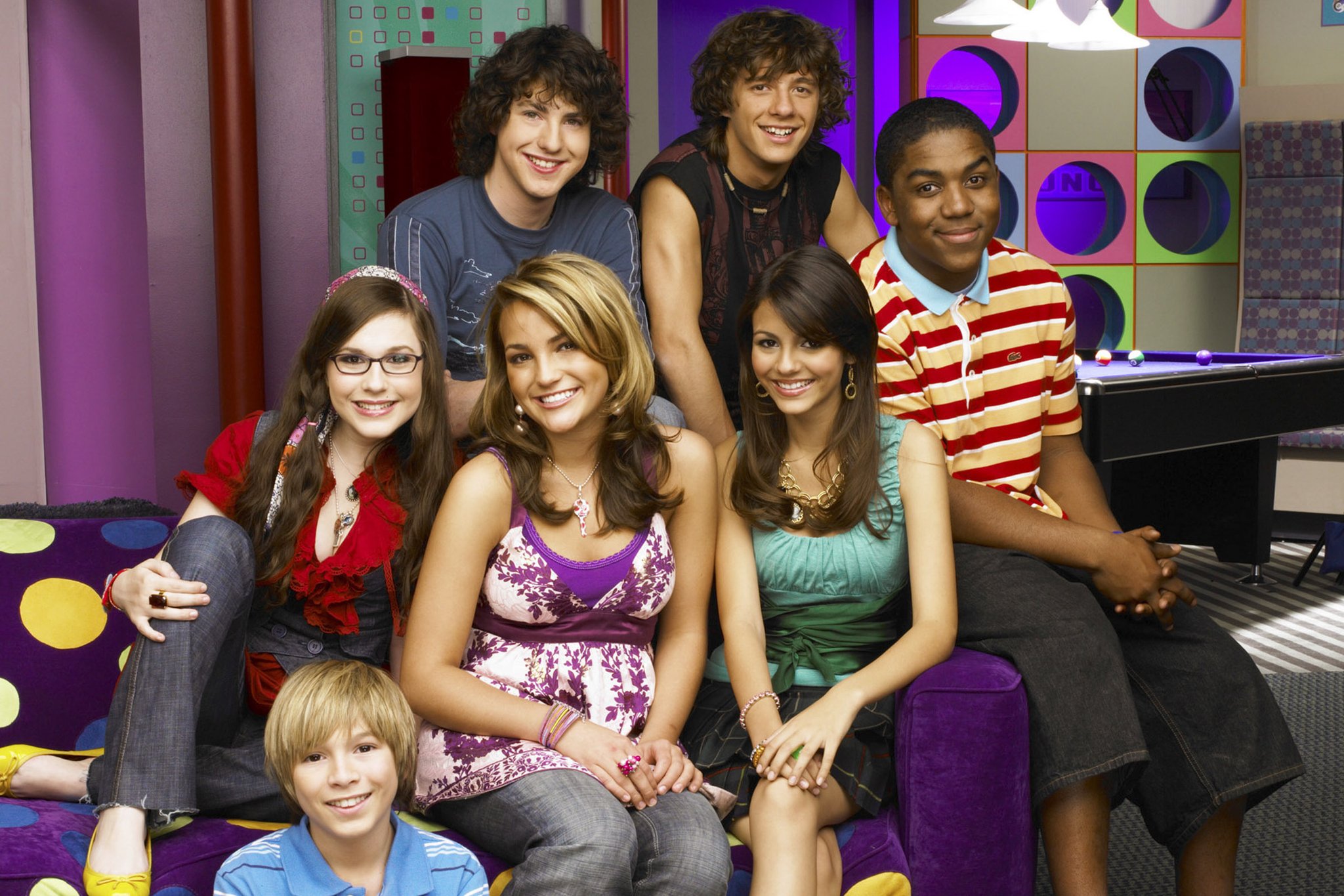 Personagens de Zoey 101 sentados no sofá
